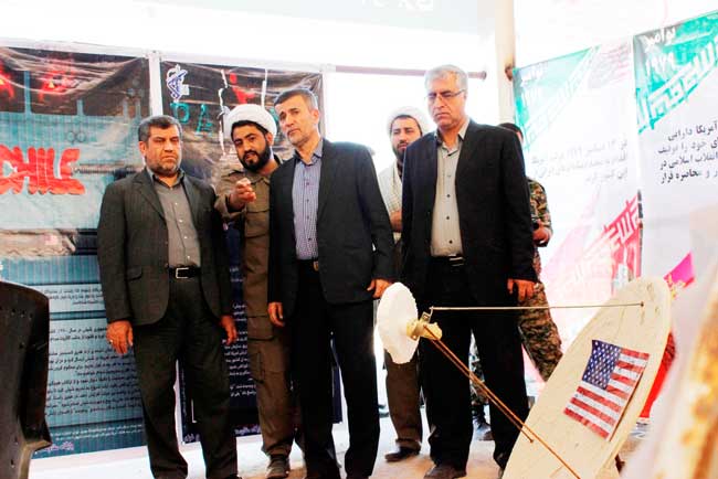 بازدید مدیر کل دفترسیاسی و انتخابات استانداری فارس وفرماندار شهرستان لامرد  از نمایشگاه بصیرت در منطقه عملیاتی پارسیان