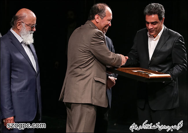 با برگزاری دومین همایش روز ملی ارتباطات و روابط عمومی ، مدیرکل روابط عمومی وزارت نفت نشان عالی روابط عمومی دریافت کرد