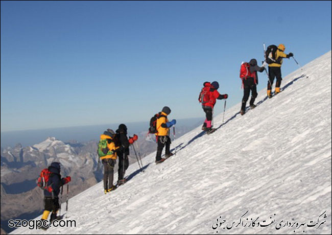 اعضای تیم کوهنوردی پایگاه بسیج حضرت ولیعصر (عج) شرکت نفت مناطق مرکزی ایران و پایگاه بسیج رهروان ولایت شرکت بهره برداری نفت و گاز غرب 3