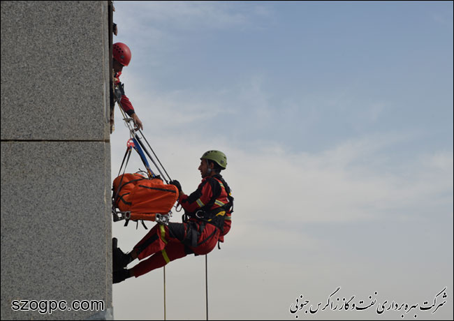 با همکاری کمیته مدیریت بحران و پدافند غیر عامل استان فارس و سازمان های همکار این کمیته ، اولین مانور مشترک امداد - نجات و تخلیه اضطراری با استفاده از شوت نجات 12