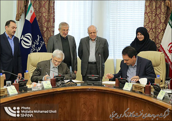 با حضور وزیر نفت و رئیس بنیاد مستضعفان، تفاهم‌نامه تامین پایدار خوراک پالایشگاه فجر جم امضا شد