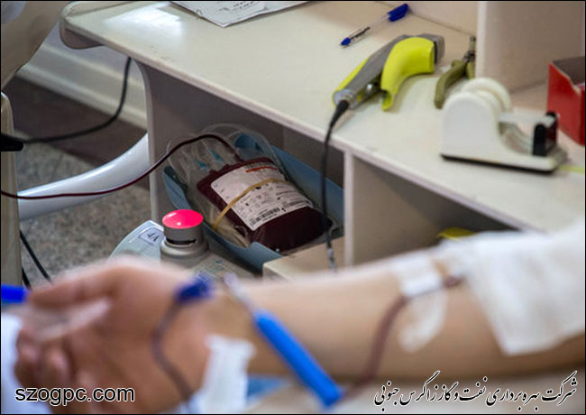 جمعی از کارکنان شرکت نفت مناطق مرکزی ایران بخشی از خون خود را اهدا نمودند