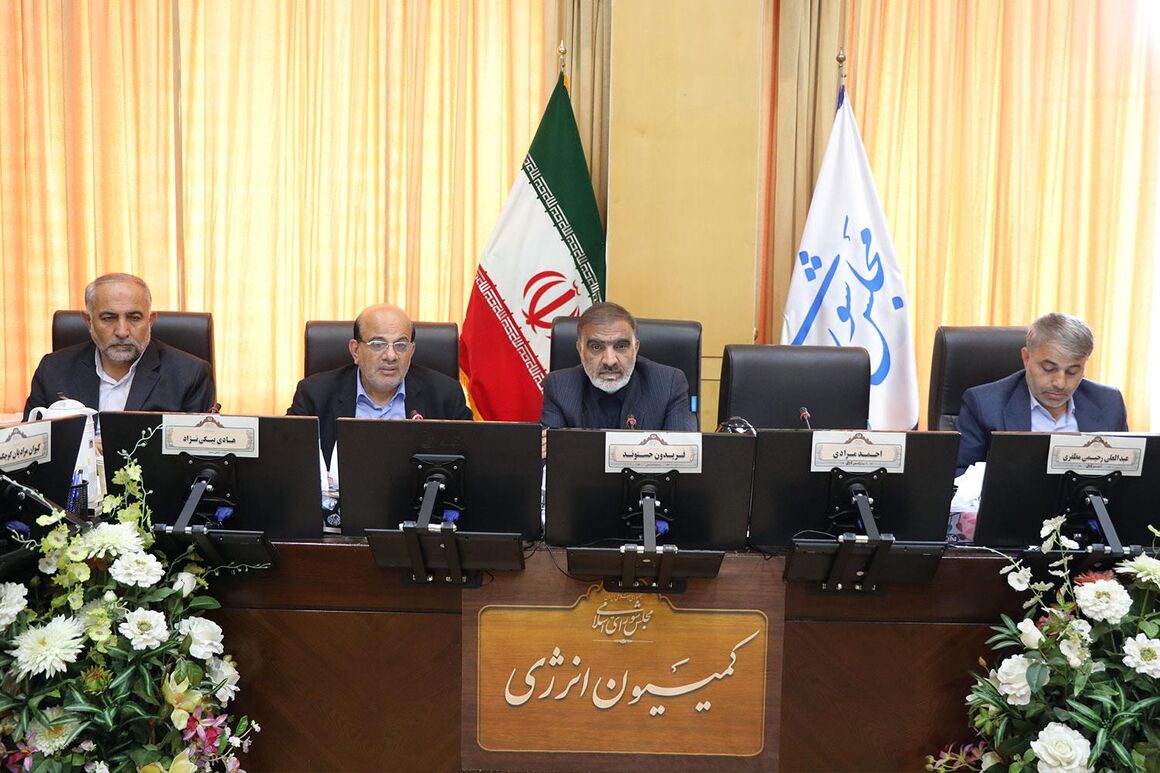 اقدام‌های شرکت ملی نفت ایران در حوزه افزایش تولید نفت و گاز بررسی شد