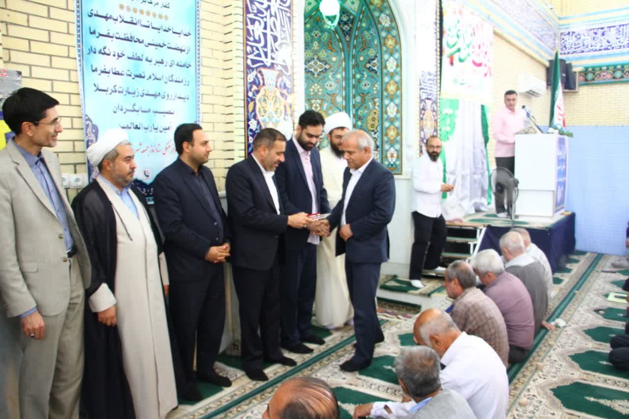 مدیر عامل شرکت بهره‌برداری نفت و گاز زاگرس جنوبی به پاس توجه و حمایت از اقدامات مبتنی بر مسئولیتهای اجتماعی در نماز جمعه سروستان مورد تقدیر قرار گرفت