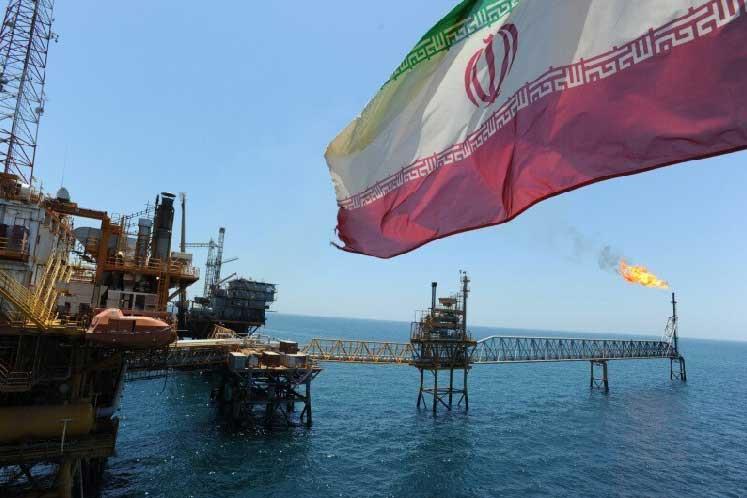 دهقان: کارکنان صنعت نفت پای کار ایران ایستادند