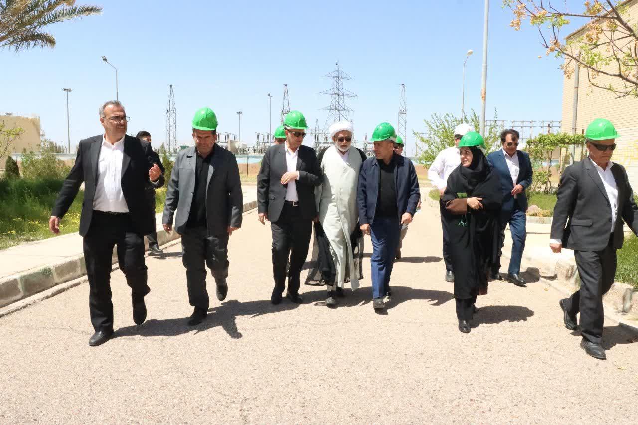 بازدید رییس کمیسیون انرژی مجلس شورای اسلامی و رییس مجمع نمایندگان استان فارس از منطقه عملیاتی سروستان و سعادت آباد
