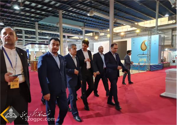 بازدید مدیرعامل نفت مناطق مرکزی ایران از غرفه های سازندگان تجهیزات در نمایشگاه نفت 4