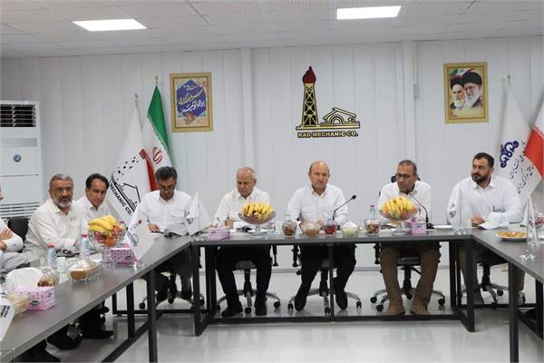 بازدید مدیرعامل و مدیر مهندسی و ساختمان شرکت نفت مناطق مرکزی و‌ هیأت همراه از میدان خارتنگ 18