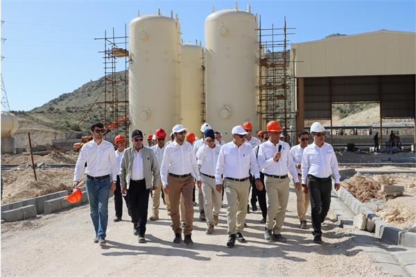 بازدید مدیر عامل شرکت نفت مناطق مرکزی ایران از ایستگاه تقویت فشار وراوی 14