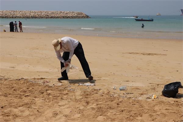 پاکسازی ساحل خلیج همیشه فارس توسط کارکنان منطقه عملیاتی نار و کنگان 17