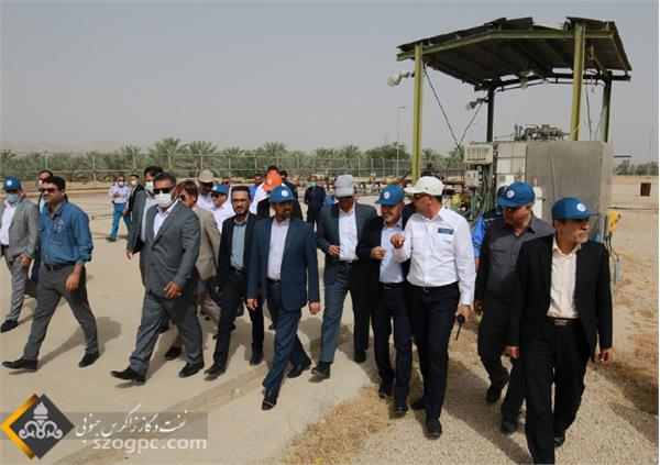 بازدید مدیرعامل شرکت نفت مناطق مرکزی ایران و هیات همراه از میدان نفتی خشت 32