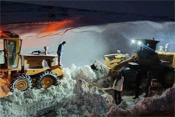 امدادرسانی به هموطنان در مسیرهای درگیر در برف توسط ترابری نفت و گاز شرق