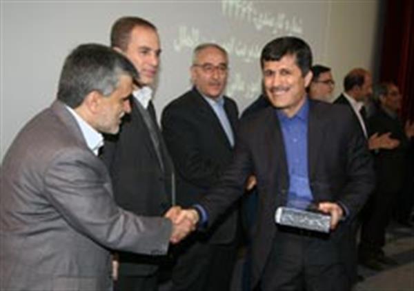 در جشنواره شهید رجایی ، جمعی از کارکنان شرکت نفت مناطق مرکزی ایران به عنوان کارمند نمونه موفق به دریافت لوح تقدیر شدند