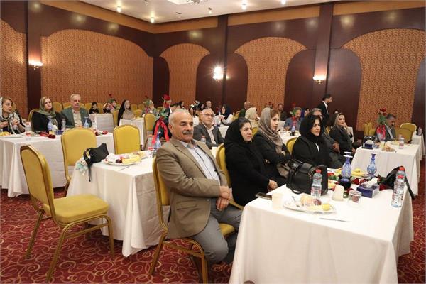 مراسم تجلیل از بازنشستگان با حضور کارکنان و همسران 25