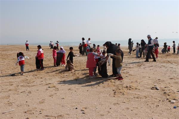 پاکسازی ساحل بندر دیر به مناسبت روز جهانی خاک 13