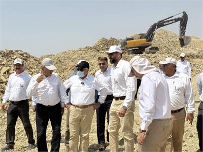 بازدید مدیرعامل نفت مناطق مرکزی ایران از میادین خارتنگ و خشت