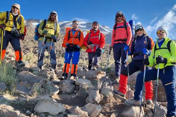 صعود پرسنل شرکت بهره‌برداری نفت و گاز زاگرس جنوبی به قله دماوند 1