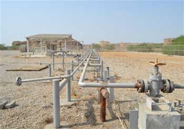 پاکسازی اراضی اطراف پالایشگاه سرخون بندر عباس از پسابهای همراه گاز توسط شرکت بهره برداری نفت و گاز زاگرس جنوبی