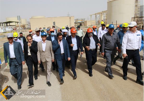 بازدید مدیرعامل شرکت نفت مناطق مرکزی ایران و هیات همراه از میدان نفتی خشت 35