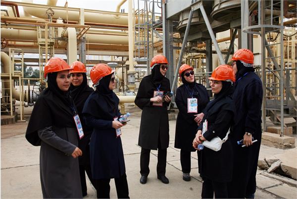 بازدید جمعی از بانوان متخصص از مناطق عملیاتی شرکت بهره برداری نفت و گاز زاگرس جنوبی 18