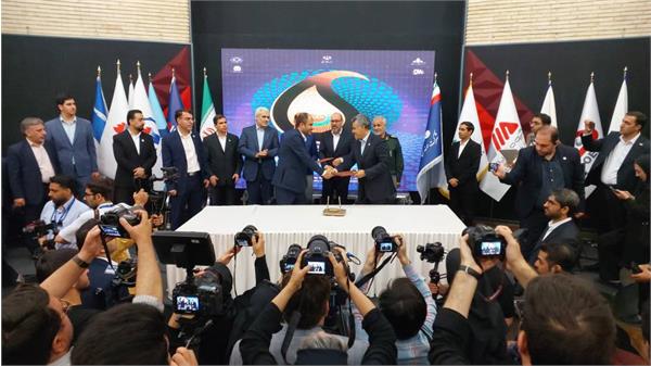 امضا ۳ قرارداد و تفاهم نامه توسعه میدان های گازی با نفت مناطق مرکزی ایران 3