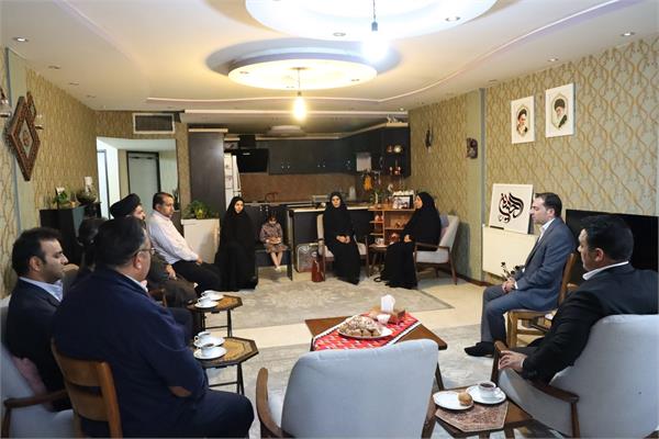 حضور جمعی از کارکنان بسیجی خواهر و برادر در منزل پدری شهیده والامقام، معصومه کرباسی 2