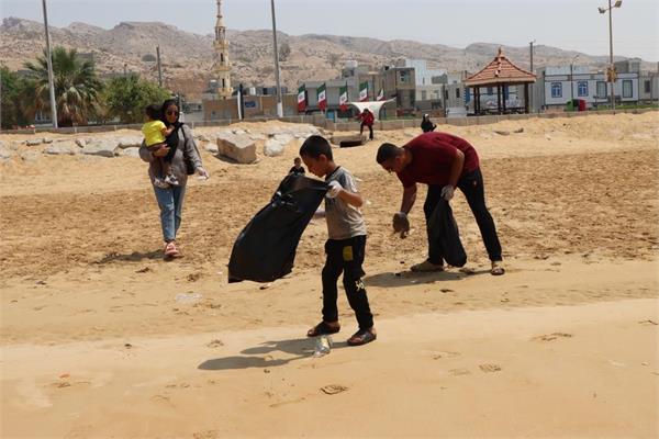 پاکسازی ساحل خلیج همیشه فارس توسط کارکنان منطقه عملیاتی نار و کنگان 12