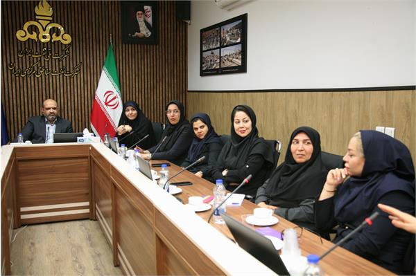 تقدیر از برگزیدگان مسابقات ورزشی بانوان بالای ۲۶ سال شرکت نفت مناطق مرکزی ایران 10