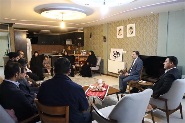 حضور جمعی از کارکنان بسیجی خواهر و برادر در منزل پدری شهیده والامقام، معصومه کرباسی 1