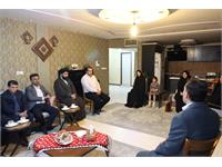 حضور جمعی از کارکنان بسیجی خواهر و برادر در منزل پدری شهیده والامقام، معصومه کرباسی 3