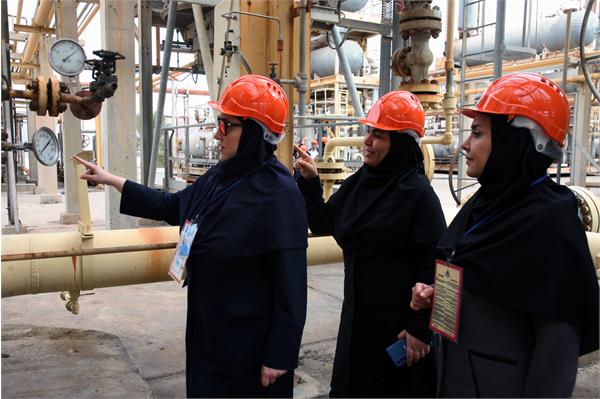 بازدید جمعی از بانوان متخصص از مناطق عملیاتی شرکت بهره برداری نفت و گاز زاگرس جنوبی 19