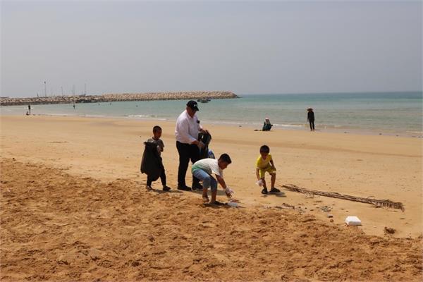 پاکسازی ساحل خلیج همیشه فارس توسط کارکنان منطقه عملیاتی نار و کنگان 10