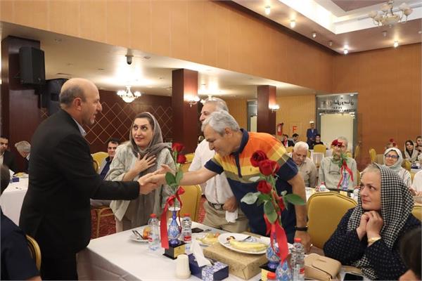 مراسم تجلیل از بازنشستگان با حضور کارکنان و همسران 33