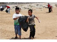 پاکسازی ساحل خلیج همیشه فارس توسط کارکنان منطقه عملیاتی نار و کنگان 7