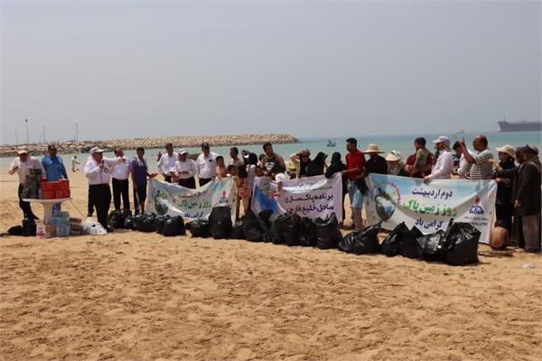 پاکسازی ساحل خلیج همیشه فارس توسط کارکنان منطقه عملیاتی نار و کنگان 2