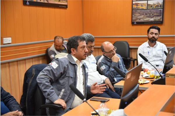 نشست بررسی و رفع مشکلات کارکنان شرکت بهره برداری نفت و گاز شرق 5