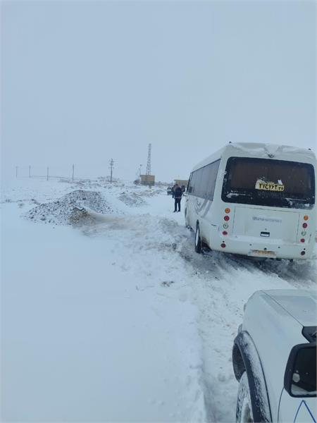 امدادرسانی به هموطنان در مسیرهای درگیر در برف توسط ترابری نفت و گاز شرق 6