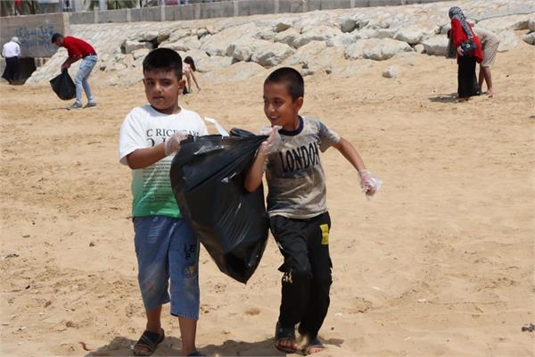 پاکسازی ساحل خلیج همیشه فارس توسط کارکنان منطقه عملیاتی نار و کنگان 7