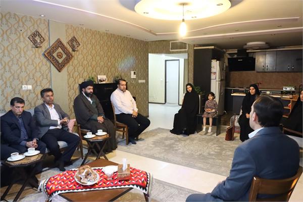 حضور جمعی از کارکنان بسیجی خواهر و برادر در منزل پدری شهیده والامقام، معصومه کرباسی 3