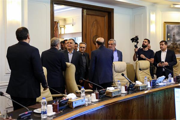 نخستین نشست پاک‌نژاد با شورای معاونان وزارت نفت 7