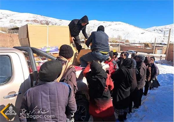 توزیع اقلام مورد نیاز زلزله زدگان خوی 12