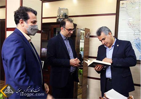 گرامیداشت روز کتاب و کتابخوانی در شرکت نفت مناطق مرکزی ایران 4