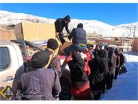 توزیع اقلام مورد نیاز زلزله زدگان خوی 12