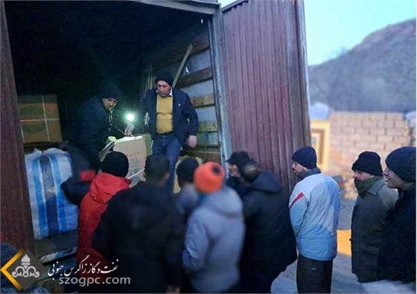 توزیع اقلام مورد نیاز زلزله زدگان خوی 11