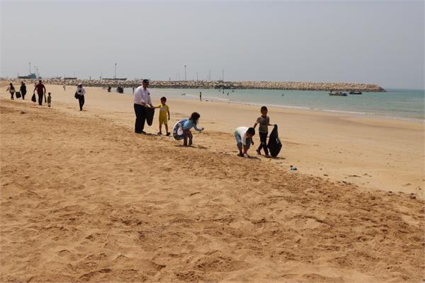 پاکسازی ساحل خلیج همیشه فارس توسط کارکنان منطقه عملیاتی نار و کنگان 11