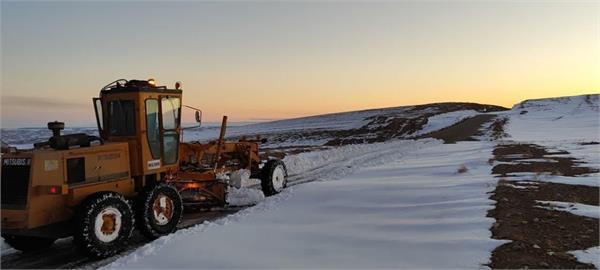 امدادرسانی به هموطنان در مسیرهای درگیر در برف توسط ترابری نفت و گاز شرق 3