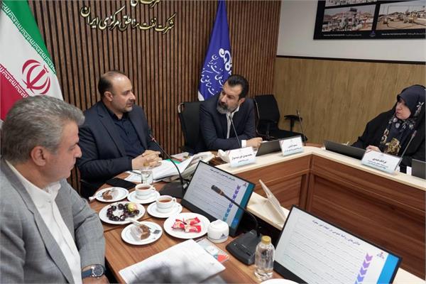 نشست صمیمی رئیس روابط عمومی شرکت ملی نفت ایران با کارکنان روابط عمومی نفت مناطق مرکزی 16
