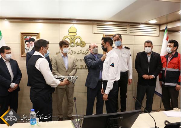 اعطای سردوشی به آتش نشانان نفت و گاز زاگرس جنوبی 1