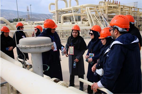 بازدید جمعی از بانوان متخصص از مناطق عملیاتی شرکت بهره برداری نفت و گاز زاگرس جنوبی 13