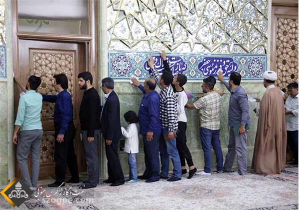 آیین غبارروبی ضریح حرم حضرت معصومه(س) توسط کارکنان شرکت نفت مناطق مرکزی ایران 4